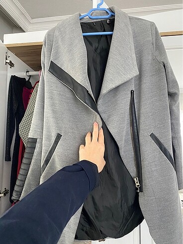 Gri deri detaylı kısa kaban - Görsel 4