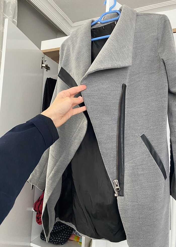 Gri deri detaylı kısa kaban - Görsel 3