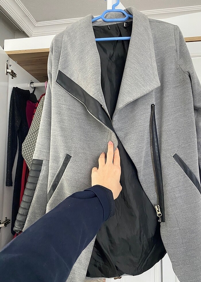 Gri deri detaylı kısa kaban - Görsel 4