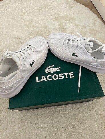 40 Beden beyaz Renk Lacoste 40 numara hic kullanilmadi
