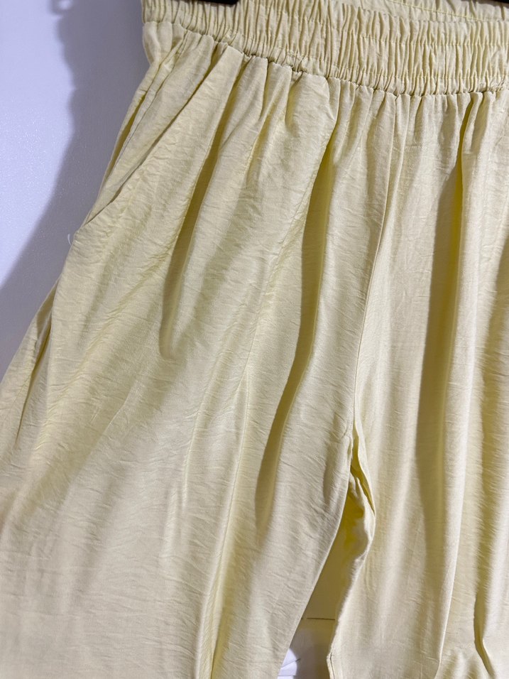 Kadın Sarı Keten Pilili Mini Kumaş Pantolon - Görsel 3