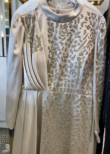 İşlemeli Drapeli Bej Uzun Abiye Elbise - Görsel 4