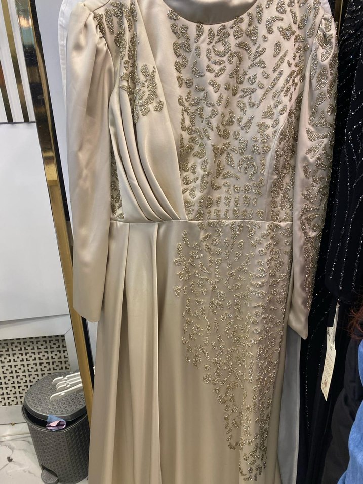 İşlemeli Drapeli Bej Uzun Abiye Elbise - Görsel 2