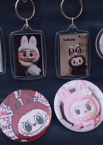 Pembe Parlak Baskılı Anahtarlık ve Rozet Seti