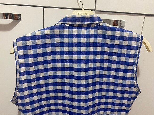 Mavi beyaz kareli sıfır kol önden bağlamalı gömlek - Görsel 5