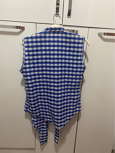 Mavi beyaz kareli sıfır kol önden bağlamalı gömlek - Görsel 4