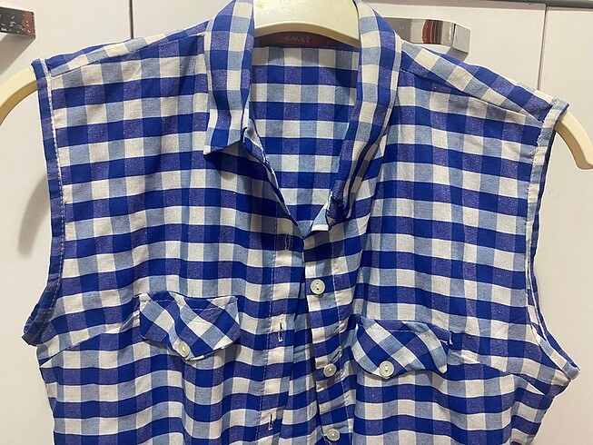Mavi beyaz kareli sıfır kol önden bağlamalı gömlek - Görsel 6