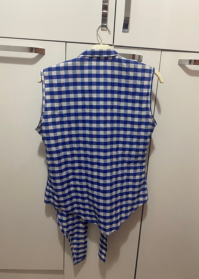 Mavi beyaz kareli sıfır kol önden bağlamalı gömlek - Görsel 4