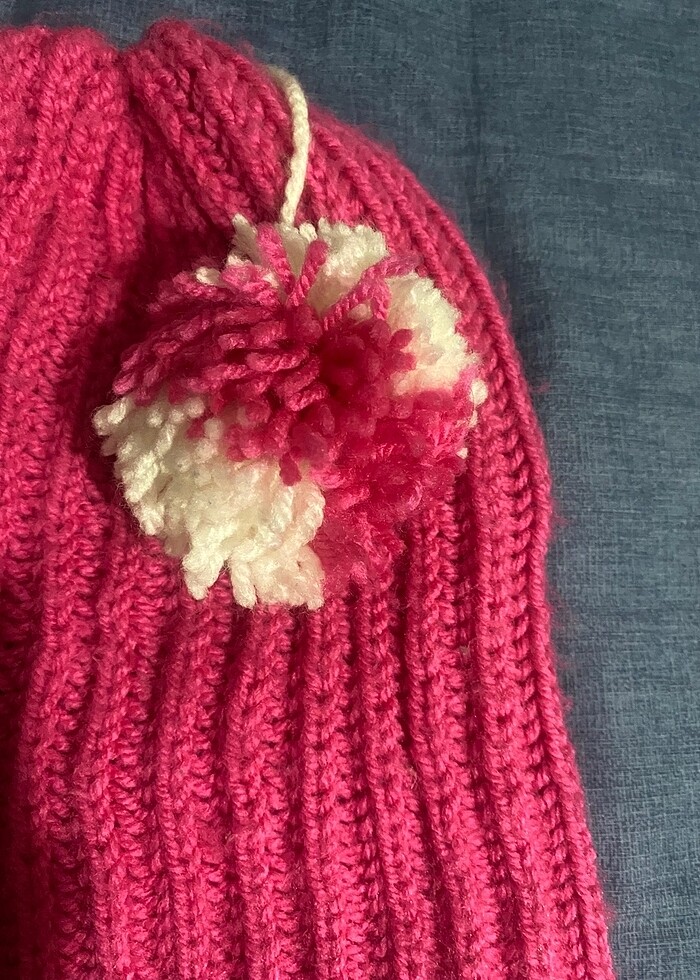 Pembe ponponlu bere - Görsel 3