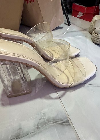 Şeffaf Bantlı Bej Stiletto Terlik 38