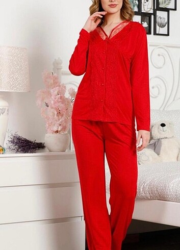 Kadın pijama takımı etiketli 