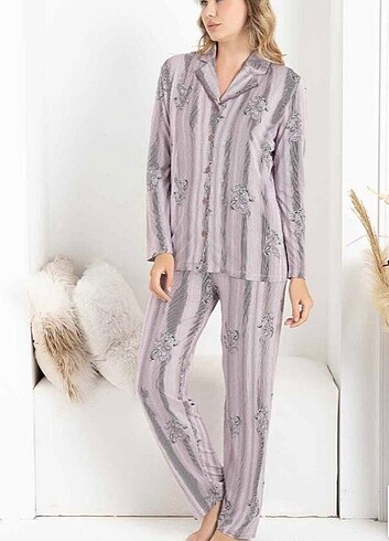 Kadın pijama takımı etiketli
