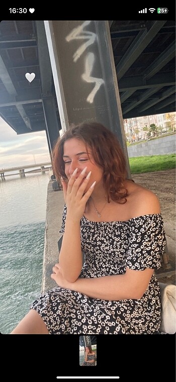Kısa cıceklı omuz dekoltelı elbıse