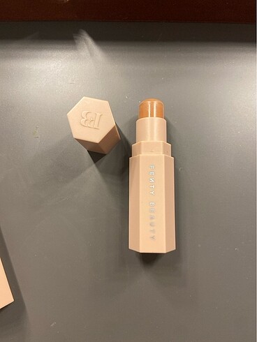 Fenty kontur stick