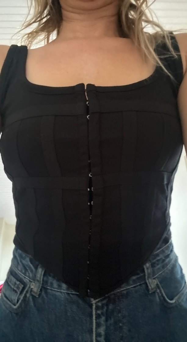 Düğmeli Siyah V Yaka Gotik Büstiyer - Görsel 2