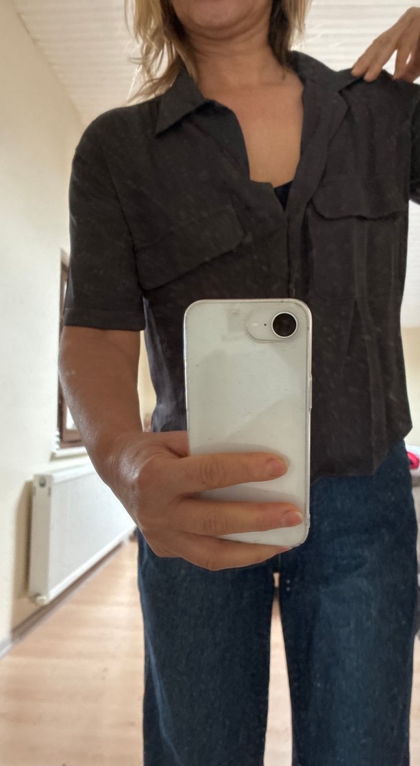 Düğmeli V Yaka Gri Kadın Gömlek - Görsel 4