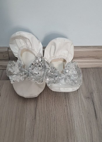 Kız Çocuk Beyaz Fiyonklu Bale Ayakkabısı 33 numarasi.