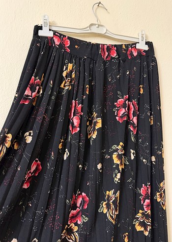 Çiçek Desenli Uzun Pilili Siyah Etek - Görsel 2