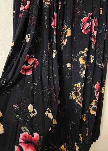 Çiçek Desenli Uzun Pilili Siyah Etek - Görsel 3
