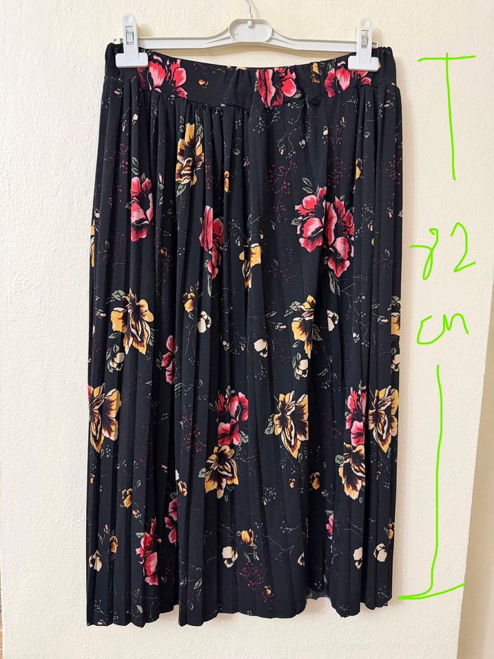 Çiçek Desenli Uzun Pilili Siyah Etek - Görsel 4