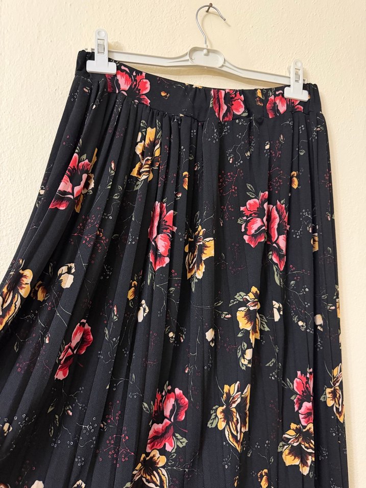 Çiçek Desenli Uzun Pilili Siyah Etek - Görsel 2