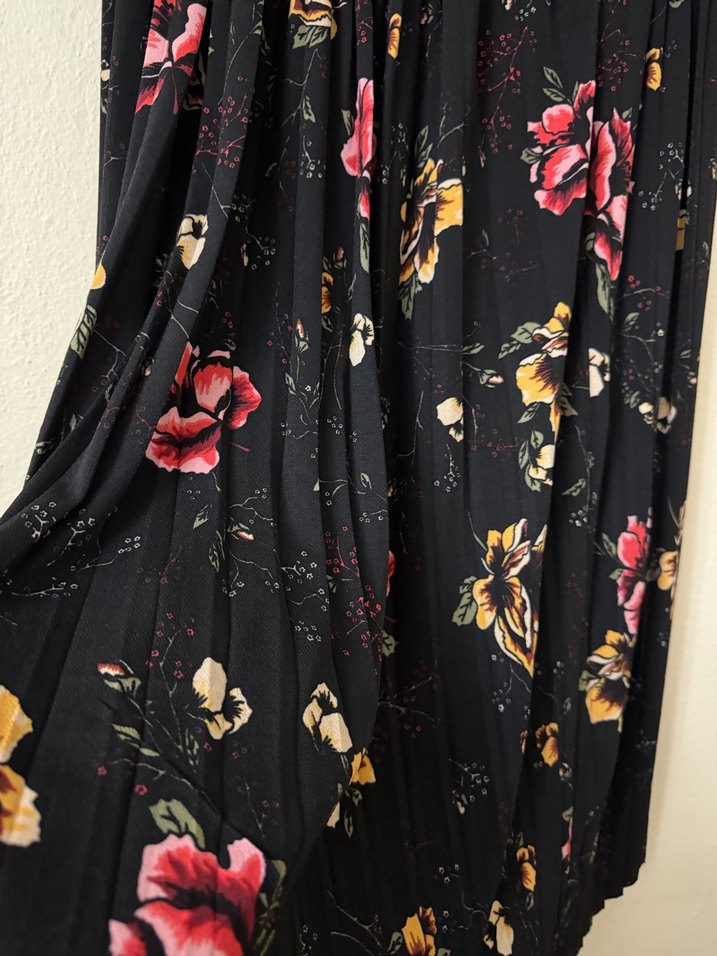 Çiçek Desenli Uzun Pilili Siyah Etek - Görsel 3