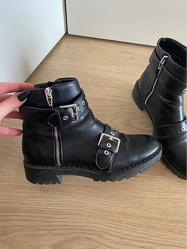 40 Beden siyah Renk Bershka Bot