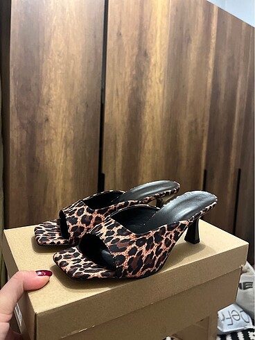 Leopar desenli topuklu terlik