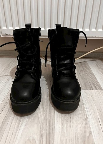 Siyah Deri Kadın Bot - Görsel 2