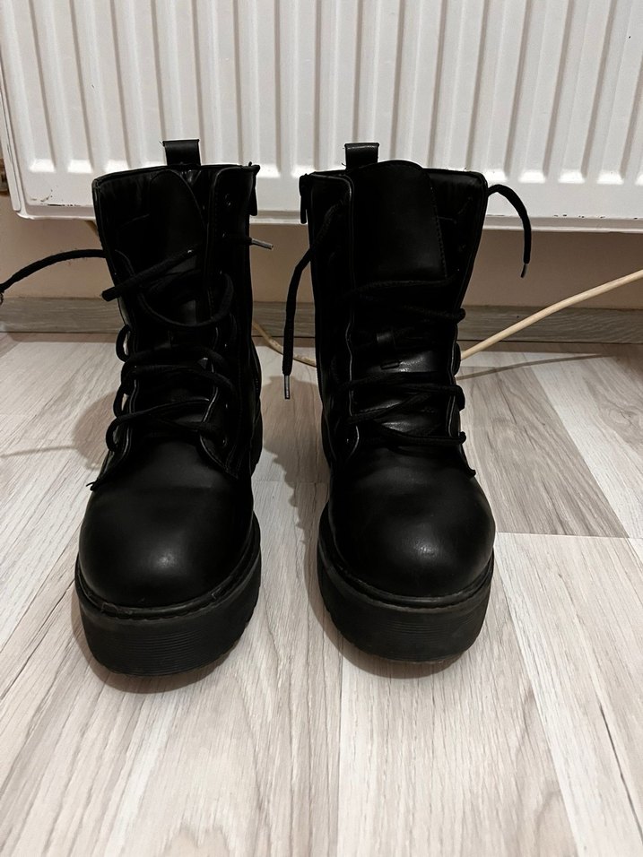 Siyah Deri Kadın Bot - Görsel 2