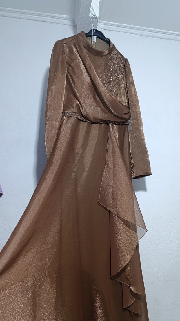 Uzun Yeşil Dökümlü Gotik Elbise 
yeşil 600 kahverengi 700 - Görsel 3