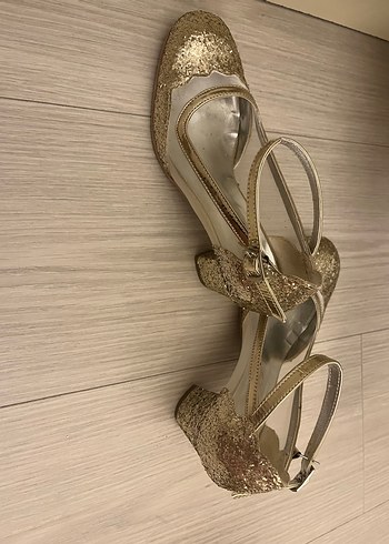 Altın Renkli, Parlak Topuklu Abiye Ayakkabı - Görsel 2