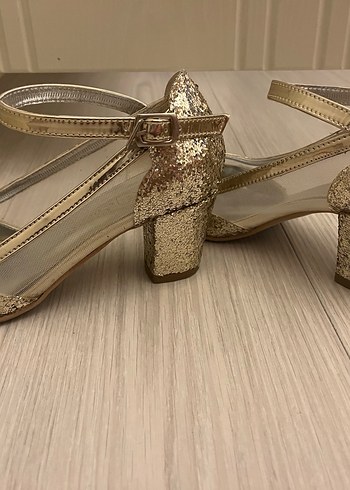 Altın Renkli, Parlak Topuklu Abiye Ayakkabı - Görsel 3