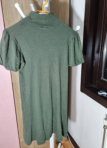 yeşil boğazlı kısa kollu kumaş elbise 