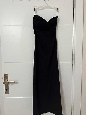 bershka straplez siyah midi elbise