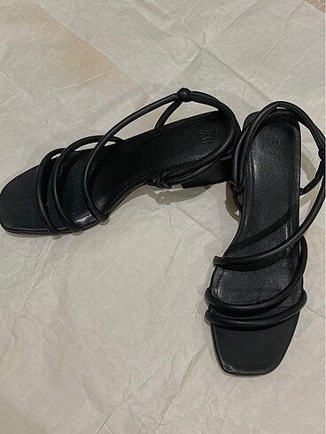 37 Beden siyah Renk H&M TOPUKLU SANDALET