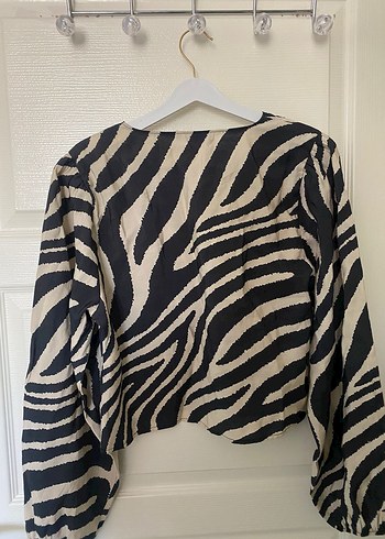 Zebra Desenli V Yakalı Kadın Bluz - Görsel 2