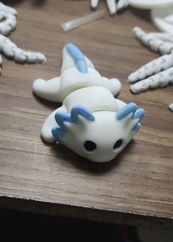 Mavi ve Kırmızı Detaylı Beyaz Figür - Görsel 2