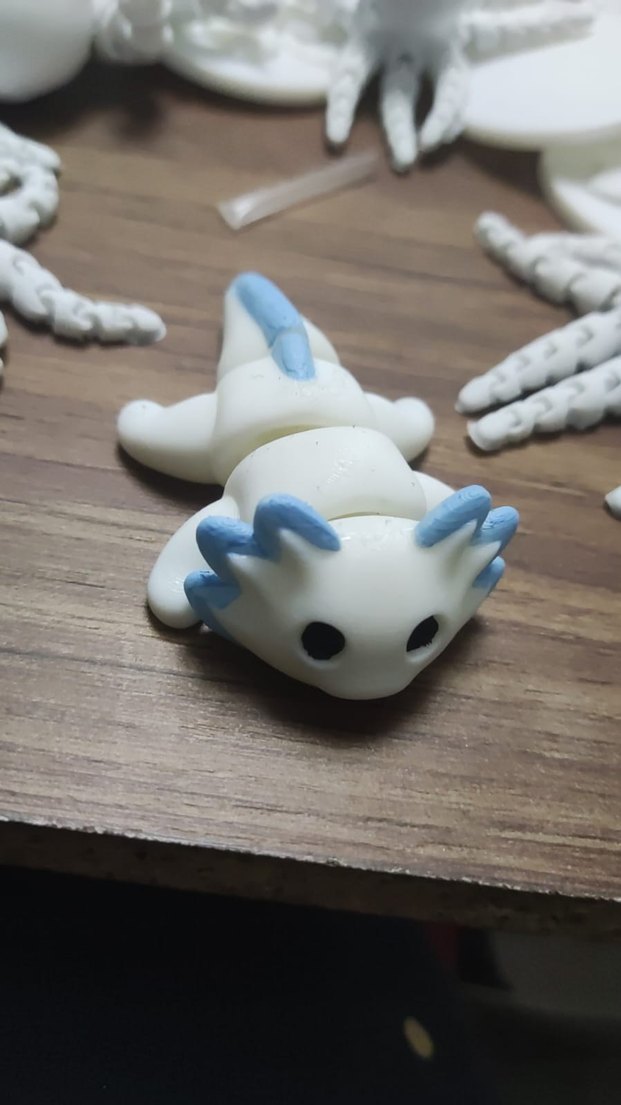 Mavi ve Kırmızı Detaylı Beyaz Figür - Görsel 2