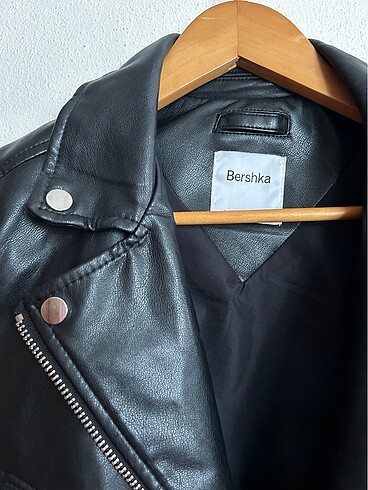 m Beden siyah Renk Bershka deri ceket crop