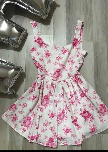 Pembe Çiçek Desenli Mini Askılı Elbise