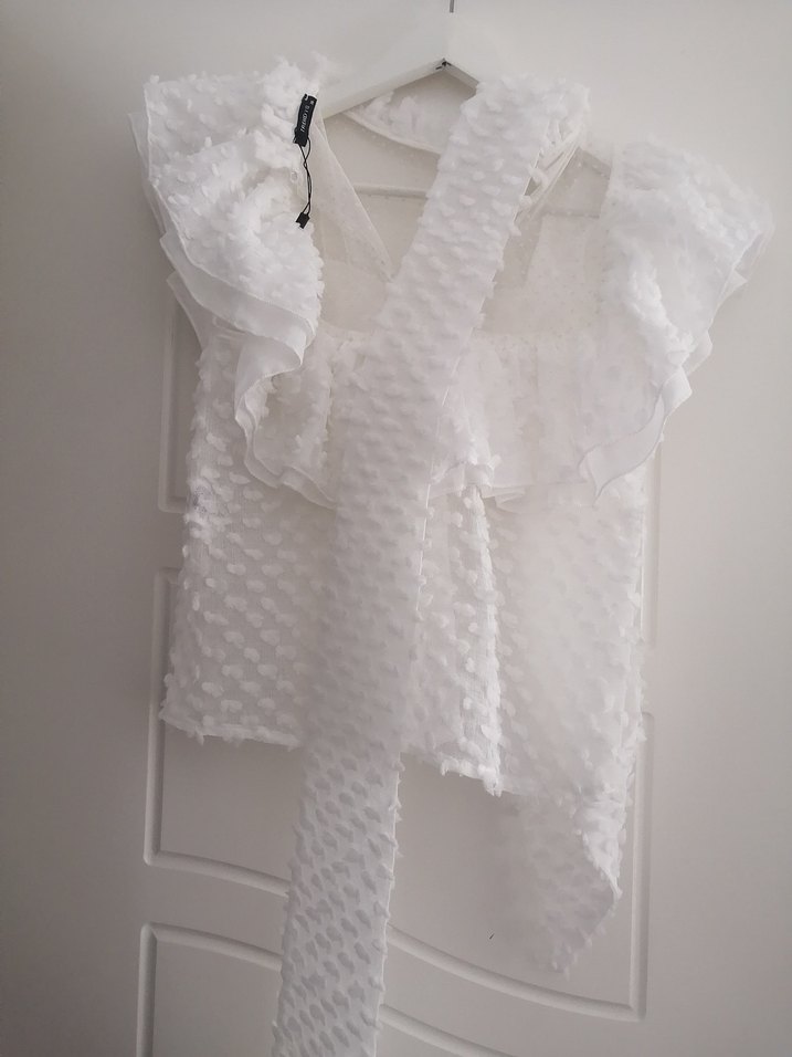 Beyaz Fırfırlı Kolsuz Bluz - Görsel 4