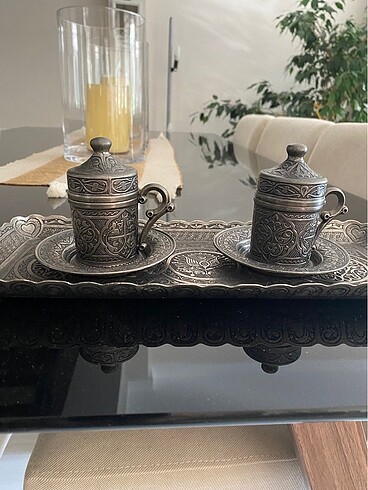 İki kişilik fincan takımı tepsisiyle