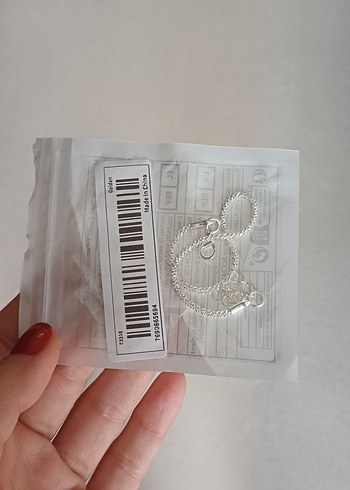 Minimalist Zincir Detaylı Beyaz Bileklik - Görsel 2