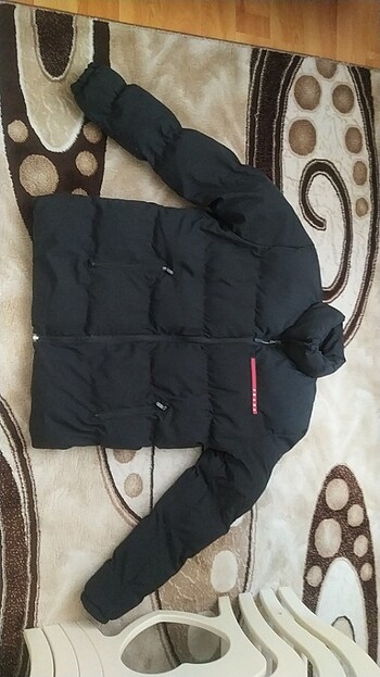 Orada şişme mont hiçbir şeyi yoktur harika bir mont sıp sıcak tu