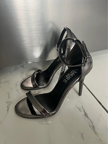 Gri tek bant topuklu ayakkabı - Görsel 2