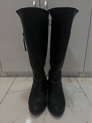 Siyah fermuar detaylı çizme - Görsel 2