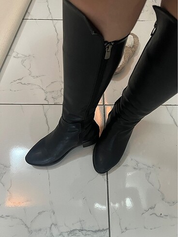 Siyah fermuar detaylı çizme - Görsel 4
