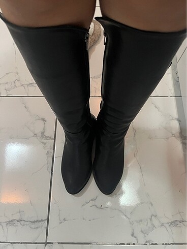 Siyah fermuar detaylı çizme - Görsel 5