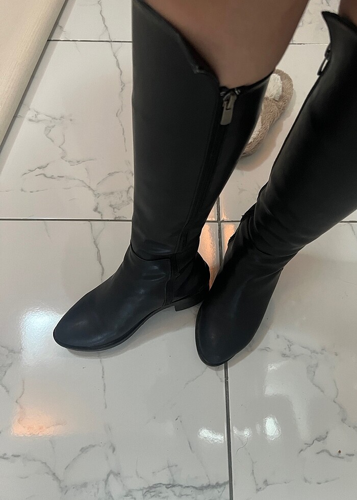 Siyah fermuar detaylı çizme - Görsel 4